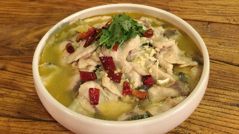 厨师3分钟教做饭店硬菜酸菜鱼,处理草鱼有技巧,鱼肉鲜香有食欲